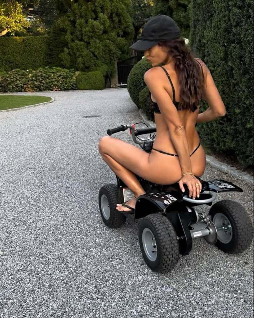 0106 Irina Shayk Hot Shots 6