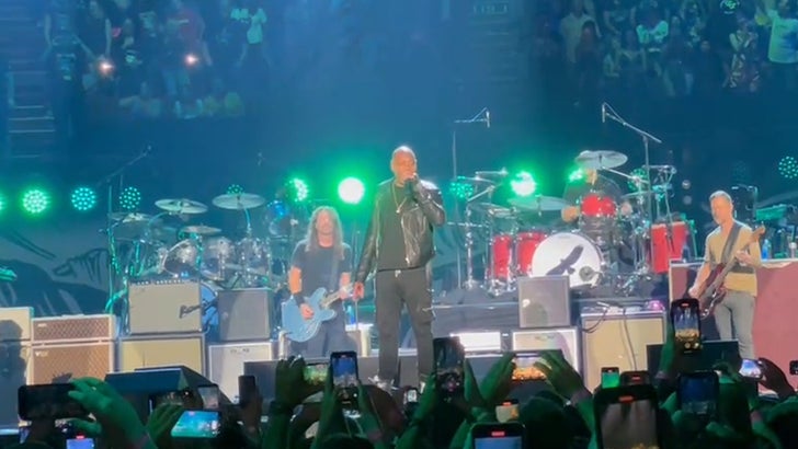 Dave Chappelle Performs 'Creep' with Foo Fighters at Taylor Hawkins Tribute.jpg