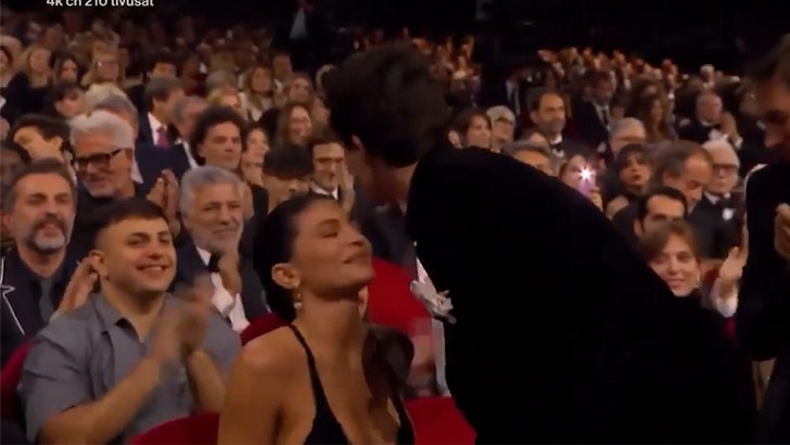 kylie-timothee-kiss-fail-kal-05-08-2025