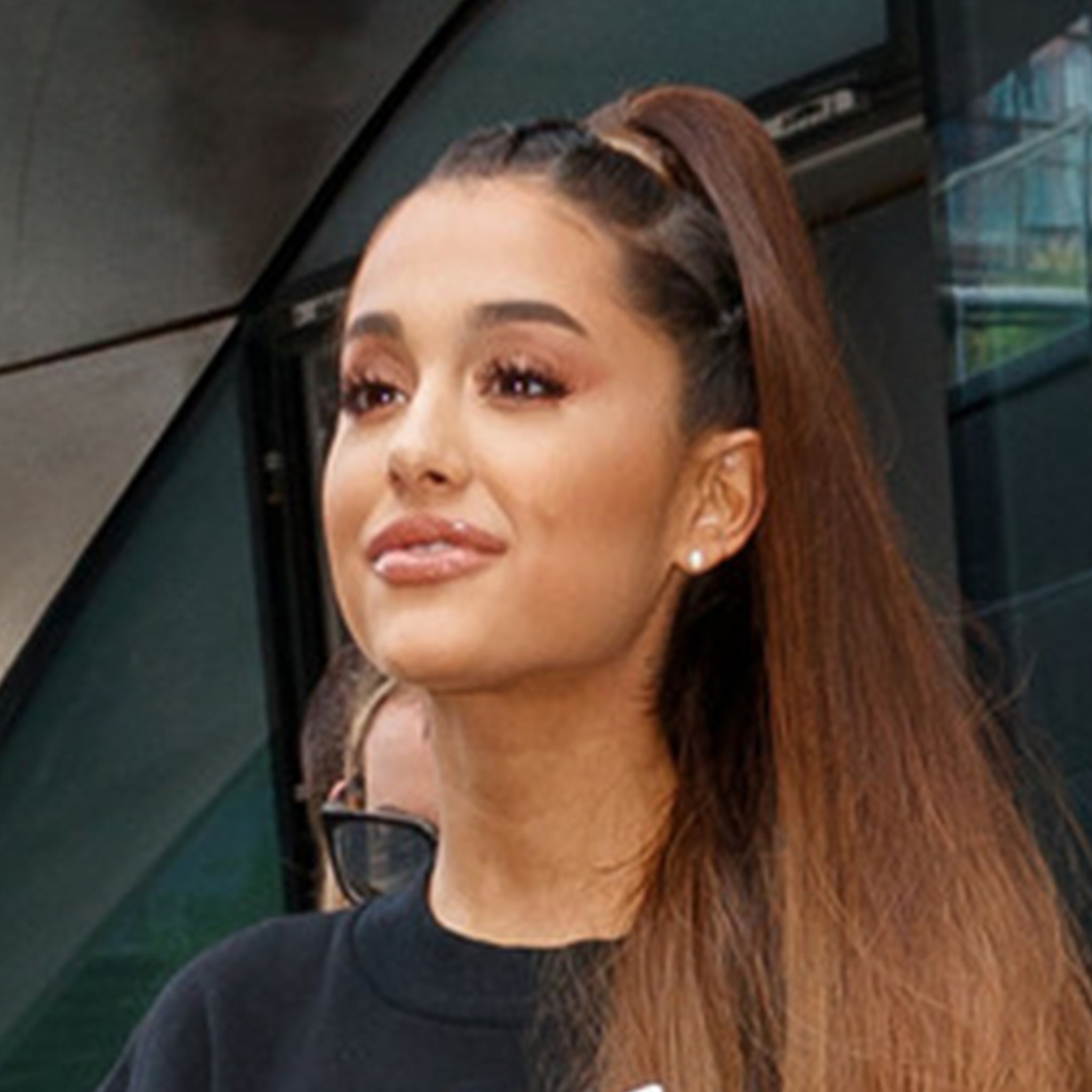 Ariana Grande Gets Cozy With New Bf In Quarantine He S A Real Estate Stud
