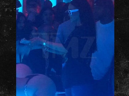 051616_rihanna_primary