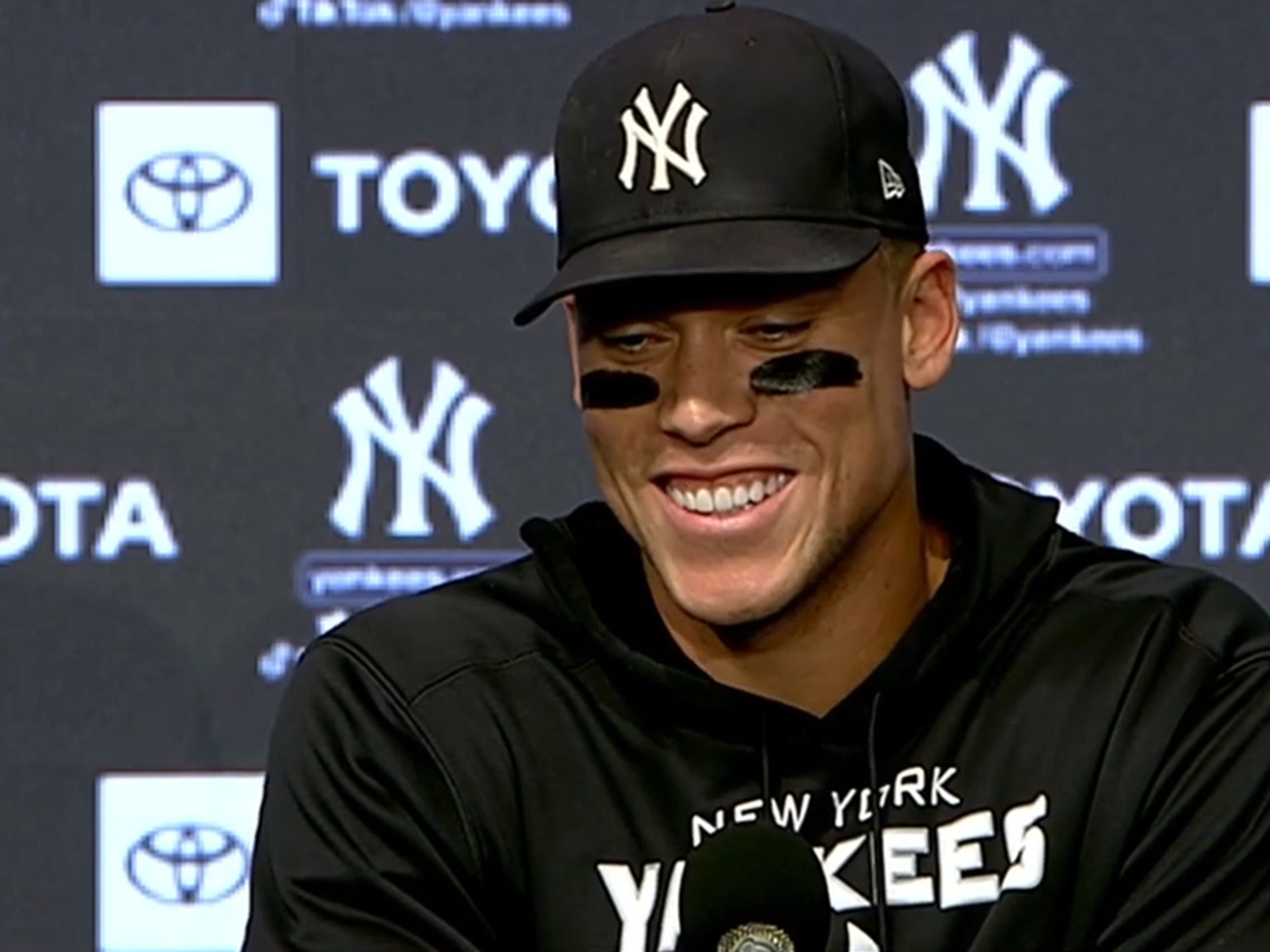 Aaron Judge Gives Bat and Gloves to Kids, Kids Cry with Happiness