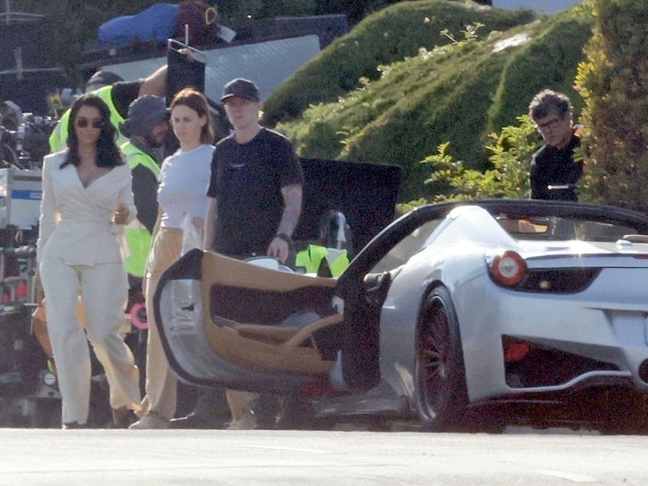 1024-Kim-Kardashian-Shooting-All-Fair-Ferrari-Terno-Branco-fotos-primárias-3