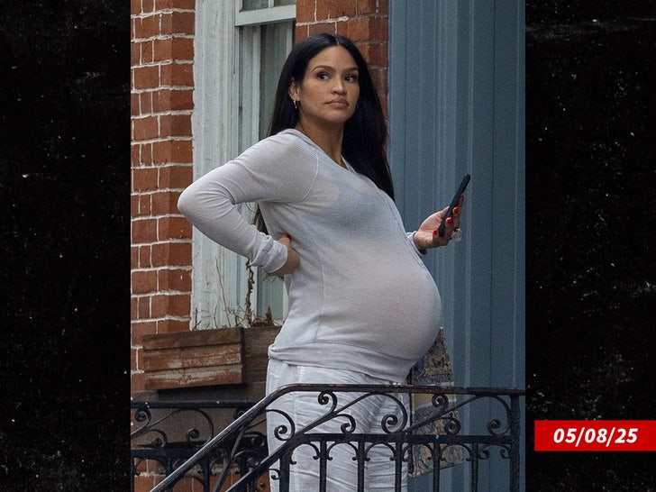 cassie ventura pregnant sub swipe backgrid