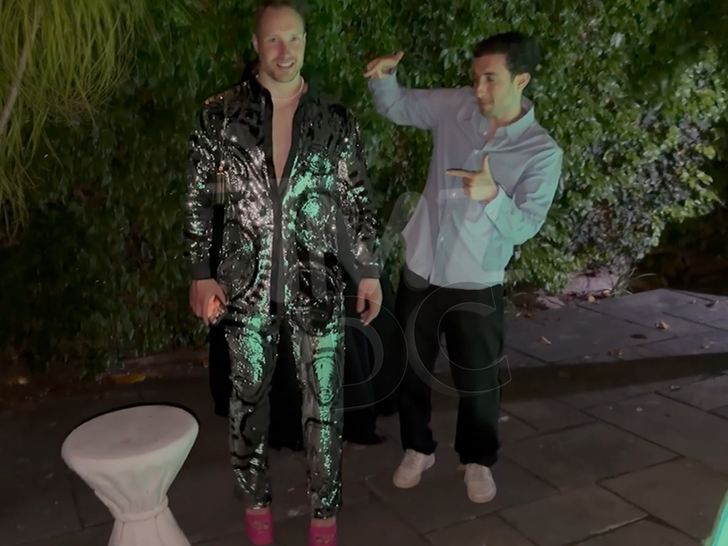 042526_tmz_dc_grindr_party_outfit_primary2