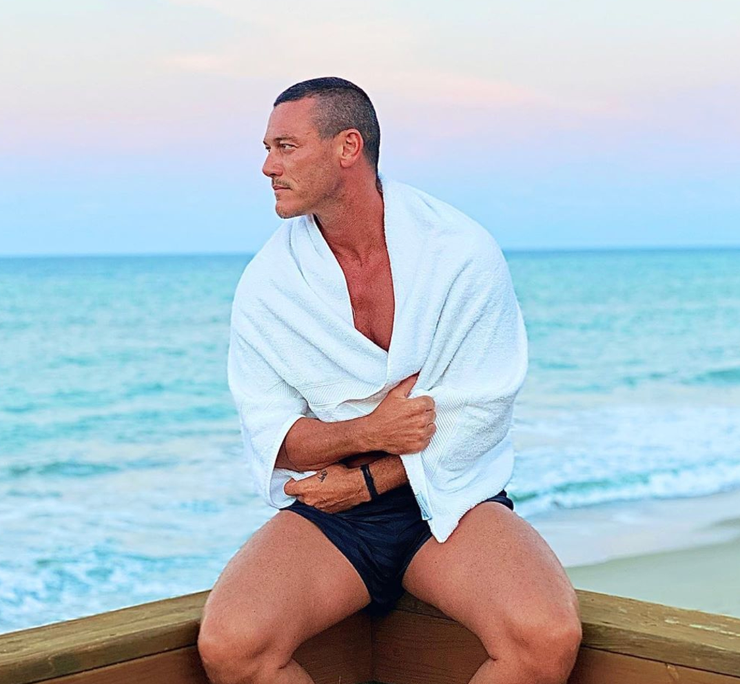 luke-evans-shirtless-hot-photos3