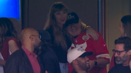 100223_taylor_swift_donna_kelce_kal