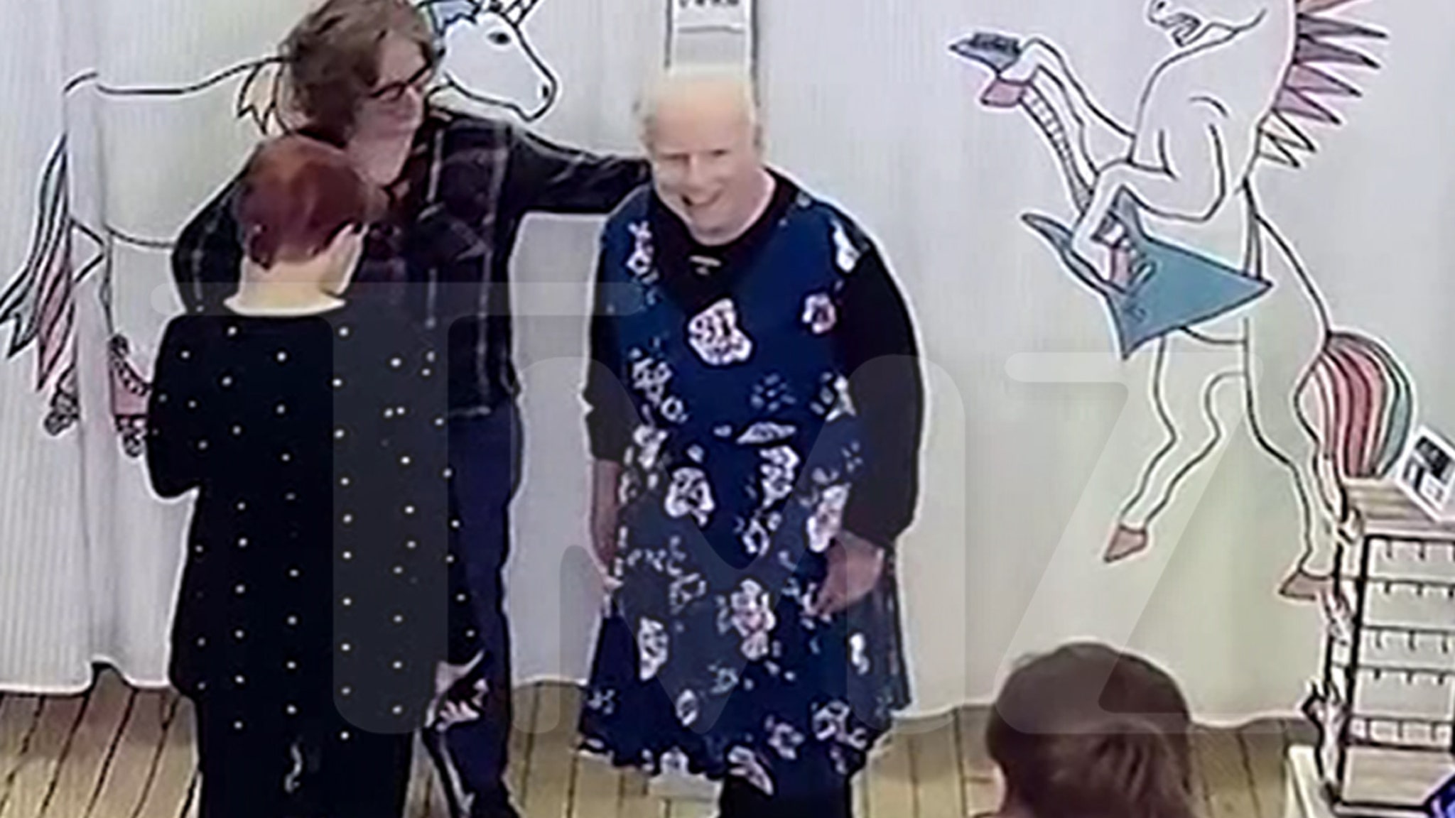 Видеото показва как Ричард Драйфус пробва 5 рокли преди анти-транс кампанията