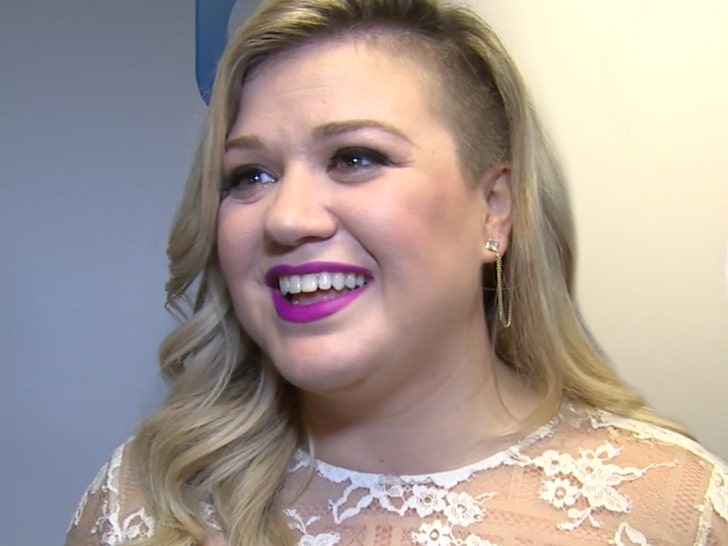 Kelly Clarkson, 'American Idol' Galibiyetinin 20. Yıldönümünü Kutladı