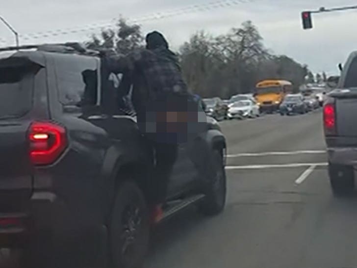 022726_hombre_colgado_del_lado_del_coche