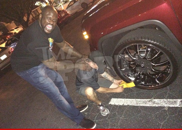 Shaquille O'Neal -- TRUCK BOOTED AGAIN Tow Man Choked Again :: 0829-shaq-booted-tmzsports-3