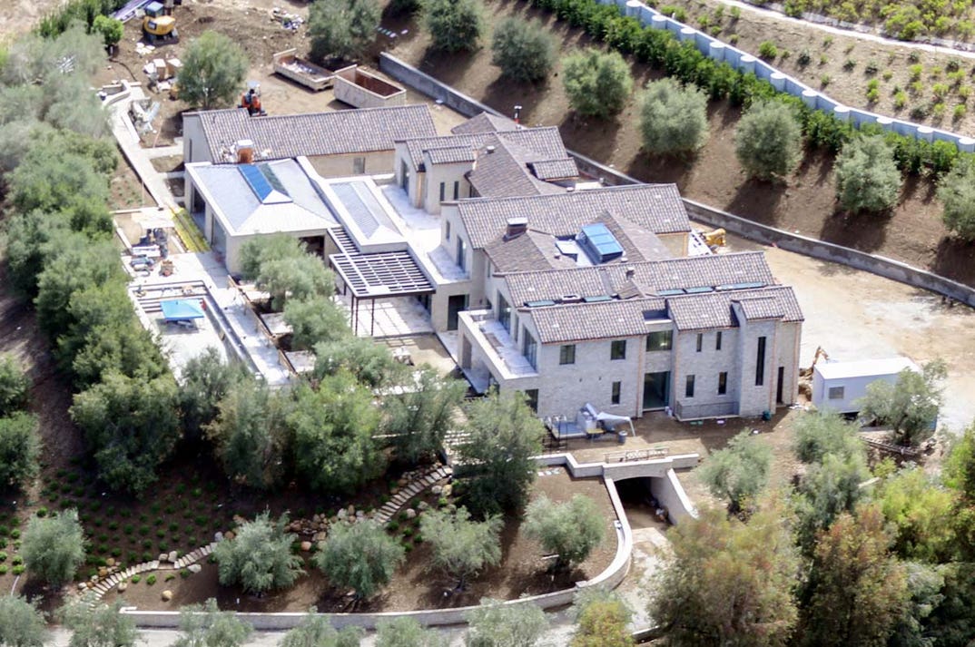x17_kylie_jenner_aerial_090726_61