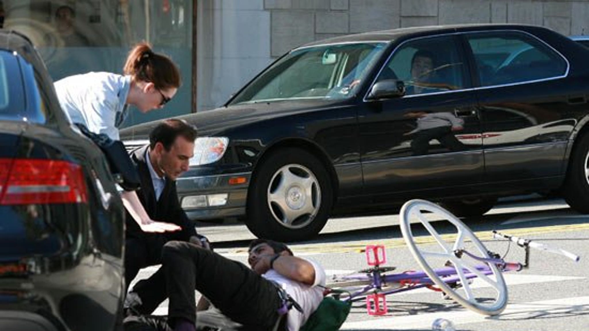 Велосипедист въехал. Энн Хэтэуэй в машине. Фото аварий знаменитостей. Звёзды разбиваются на автомобиле.