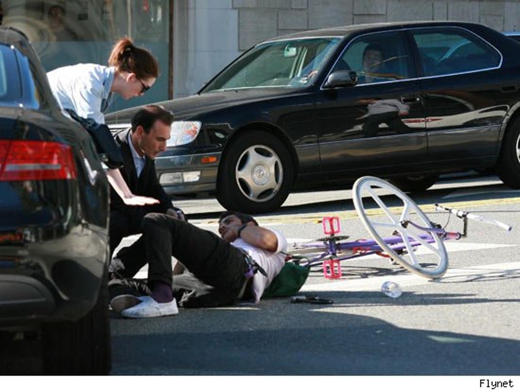 Anne Hathaway departs a restaurant with carry out food in Hollywood Los  Angeles, California -19.01.12 Stock Photo - Alamy, image size:1074x806