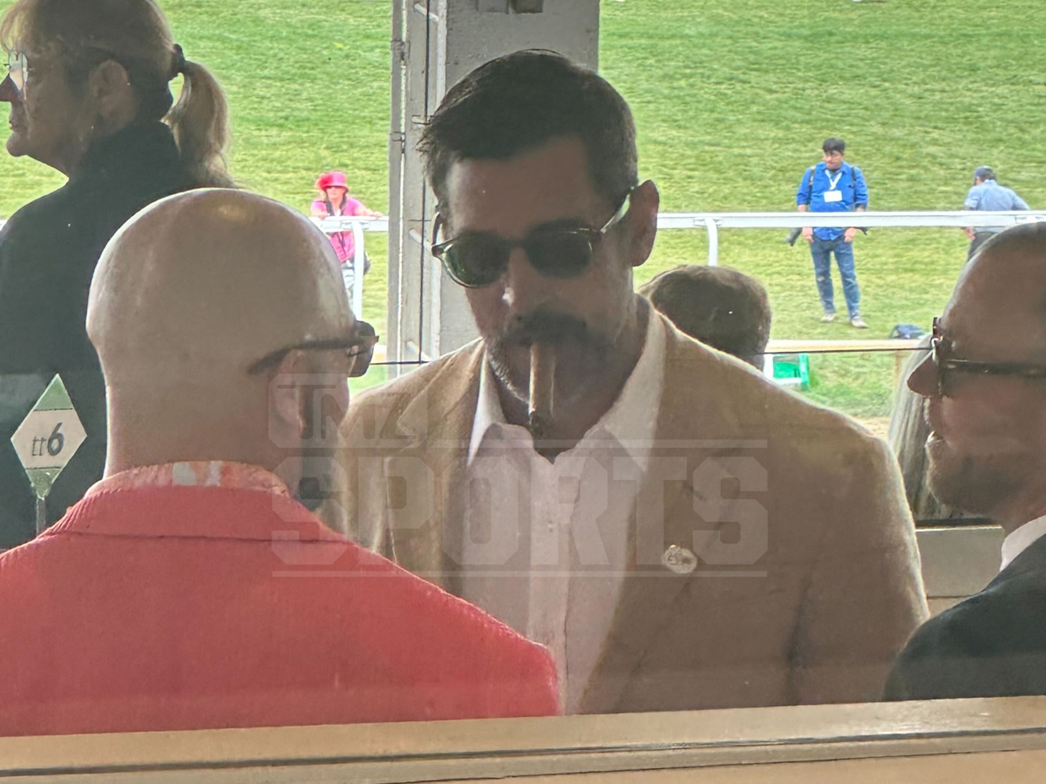 does aaron rodgers smoke cigarettes Aaron Rodgers Smokes Cigar, Hangs With Davante Adams At Churchill Downs
