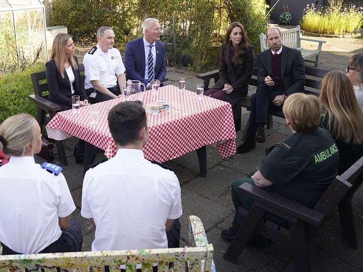 1010-Kate-Middleton-Prince-William-Visita-Taylor-Swift-Party-Stabbing-Center-primary-2