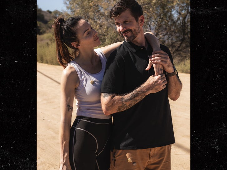 1103-whitney-cummings-comprometida-sub2