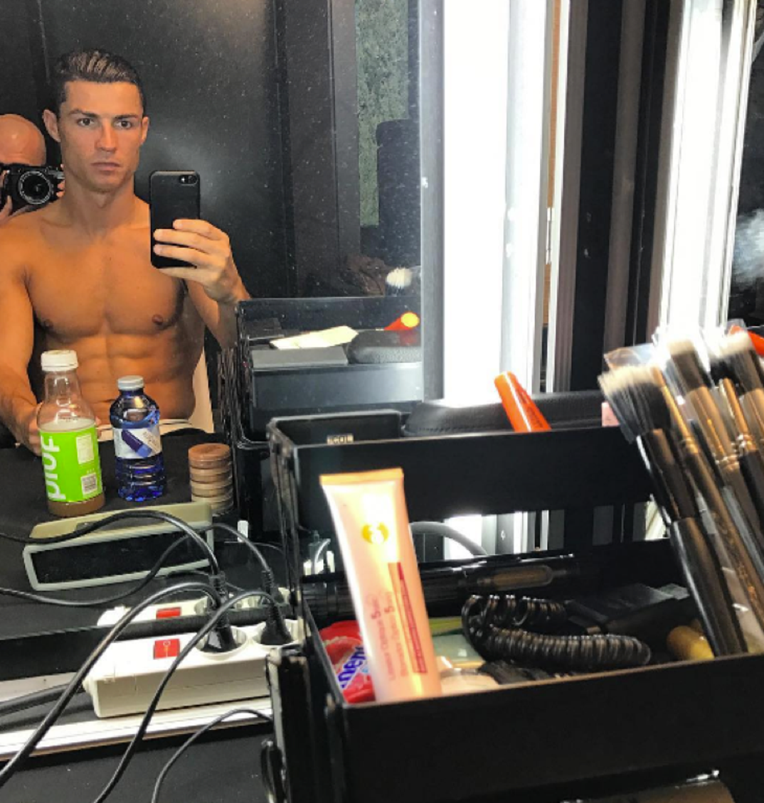 0110_Cristiano_Ronaldo_Shirtless_Shots01