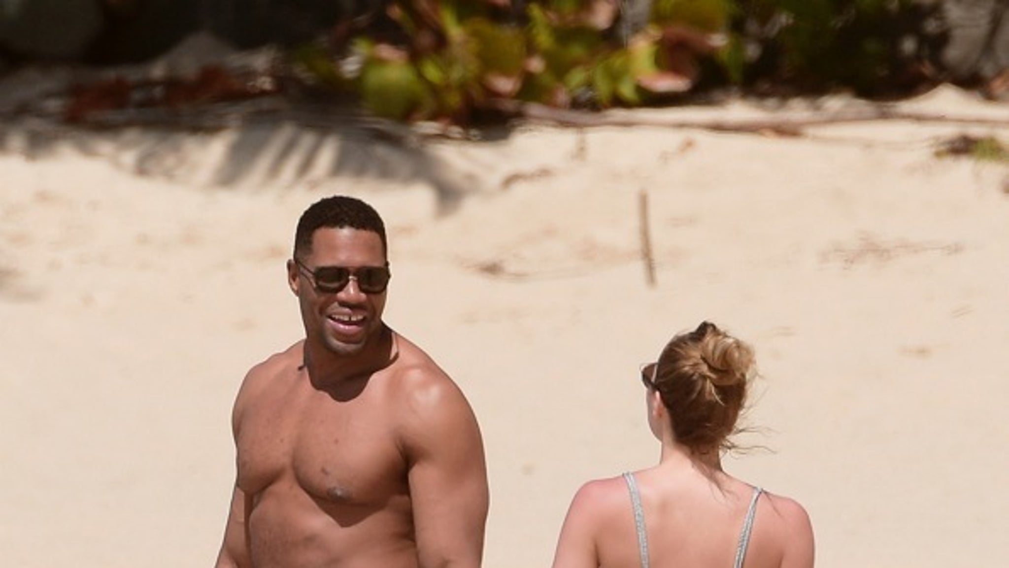 Michael Strahan & Kayla Quick -- The Beachin' Vacation Photos