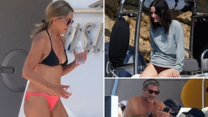 0728-Jennifer-Aniston-Courteney-Cox-Pedro-Pascal-Jim-Curtis-Yacht-Mallorca-PRIMARY