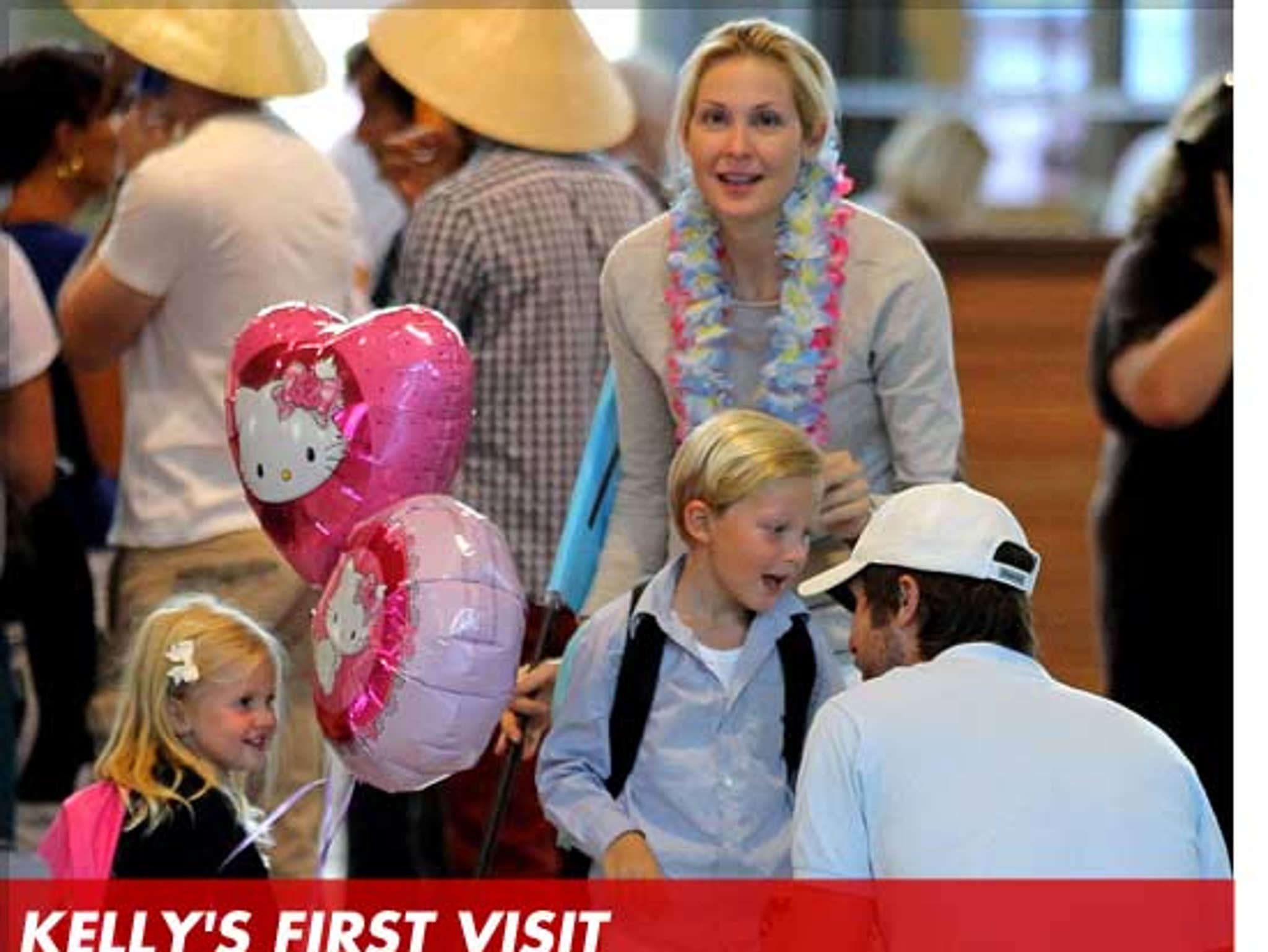 Kelly Rutherford Spends A Nice Holiday With Her Kids In France