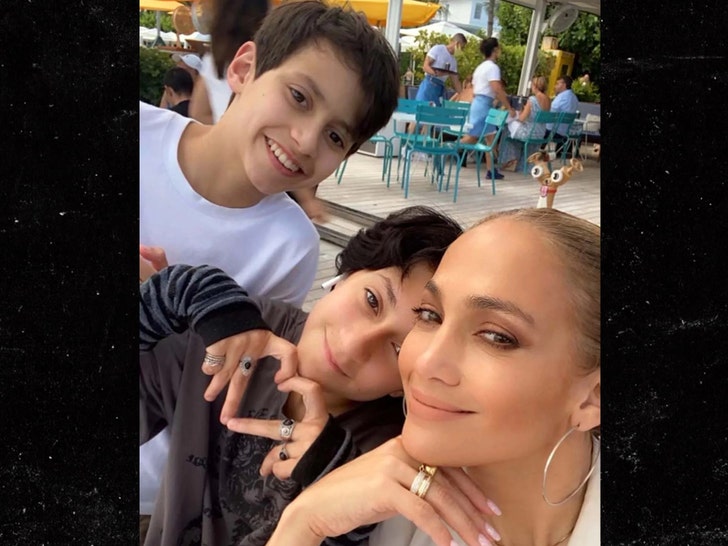jennifer lopez emme disneyland