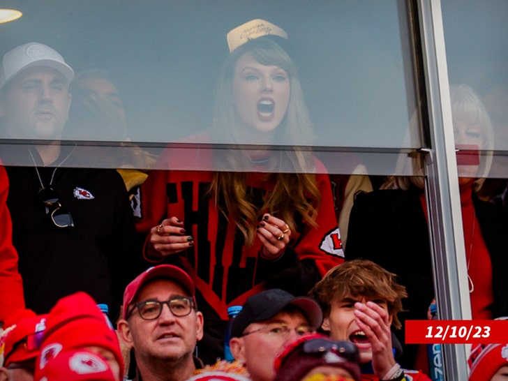 Taylor Swift Cheers At The Chiefs vs. Bills Game
