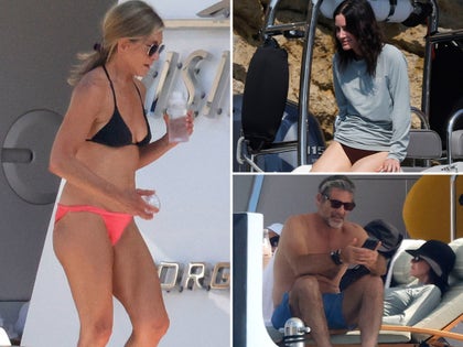 0728-Jennifer-Aniston-Courteney-Cox-Pedro-Pascal-Jim-Curtis-Yacht-Mallorca-PRIMARY