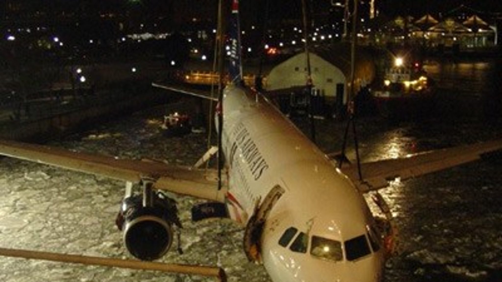 Самолет приземляющийся на воду. Аварийная посадка a320 на Гудзон. Самолёт Аэробус а320 чудо на Гудзоне. Авиакатастрофа на Гудзоне 2009. Что такое посадка на Гудзон Аэробус 320.
