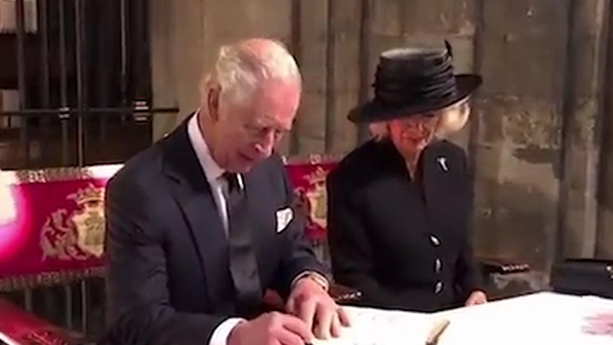 Król Karol przynosi własne pióro do podpisania po wycieku atramentu