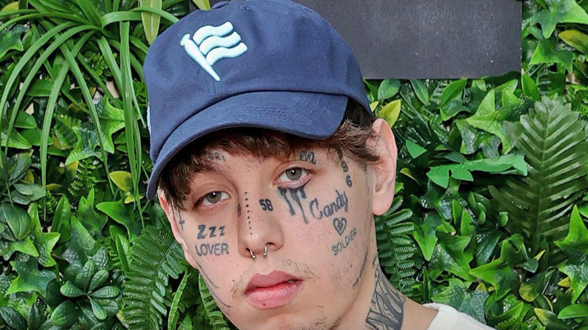 Lil Xan didakwa dengan 2 tindak pidana berat untuk melempar mic, menendang kipas di wajah