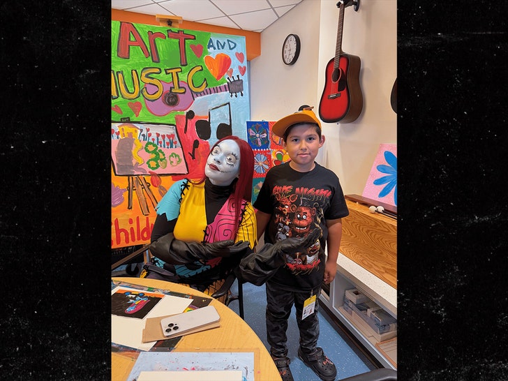 Janelle Monae visiting children's hospital facebook 4