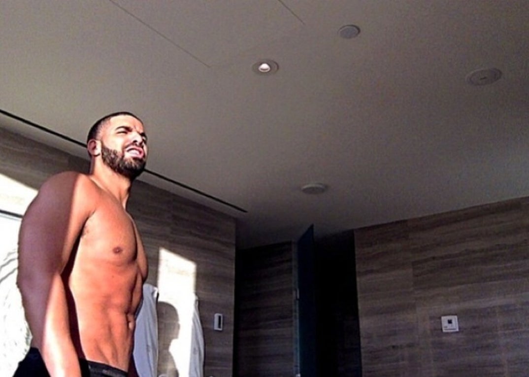 1023_drake_shirtless02