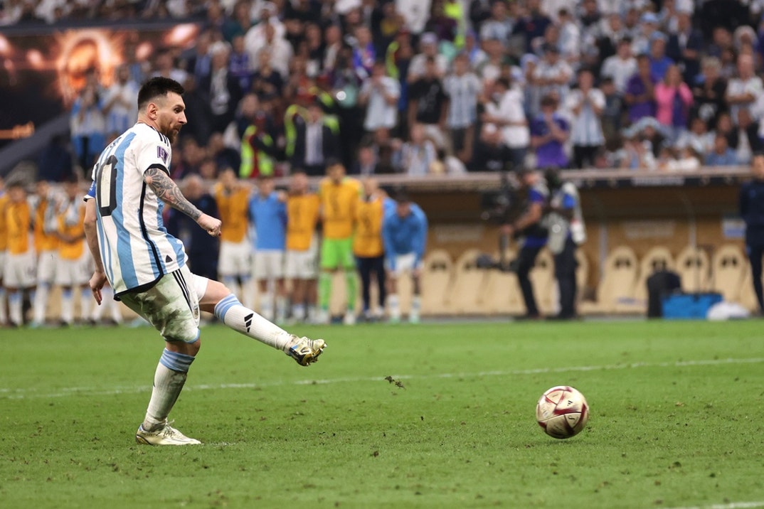 Lionel Messi On The Field Photos 13