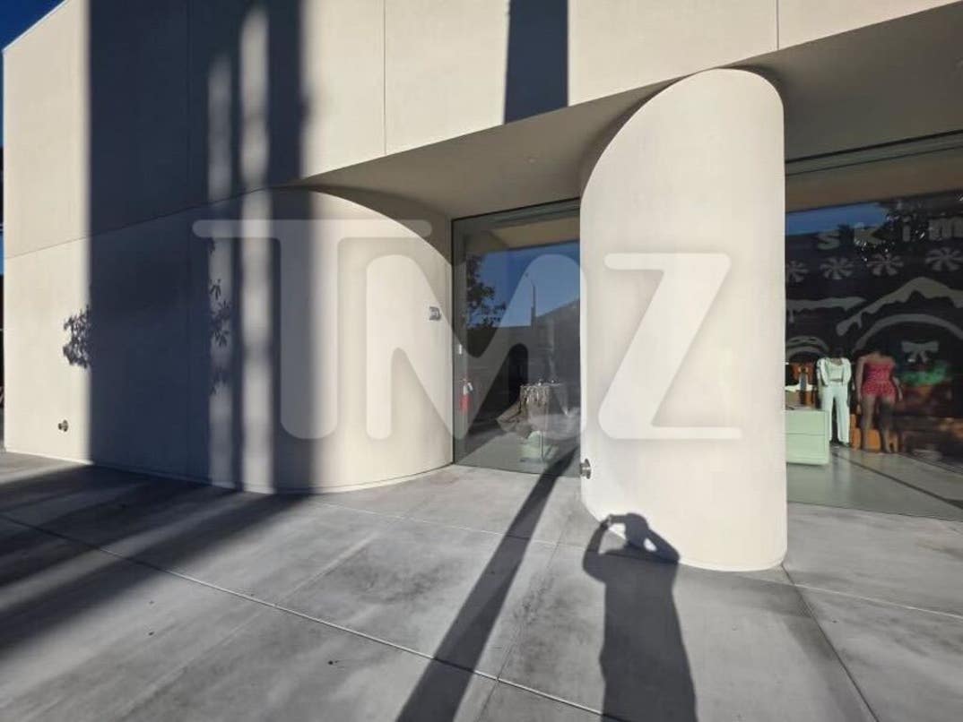 SKIMS Store Cleaned After Graffiti 0