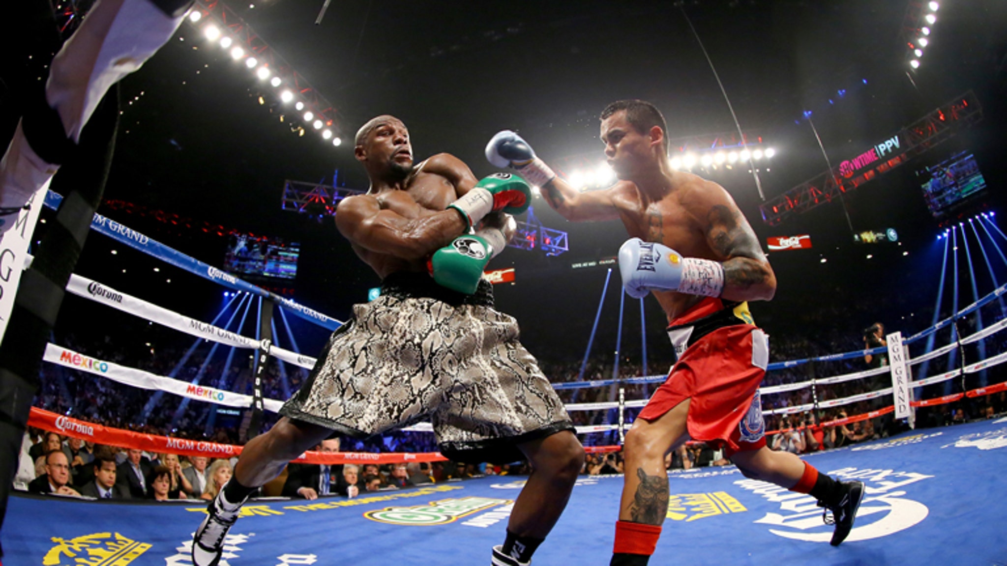 Mayweather vs. Maidana's -- The Fight Photos