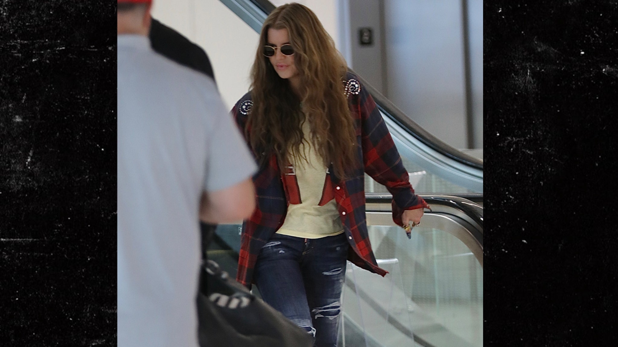 Jessica Simpson Steps Off Plane With New Brunette Look