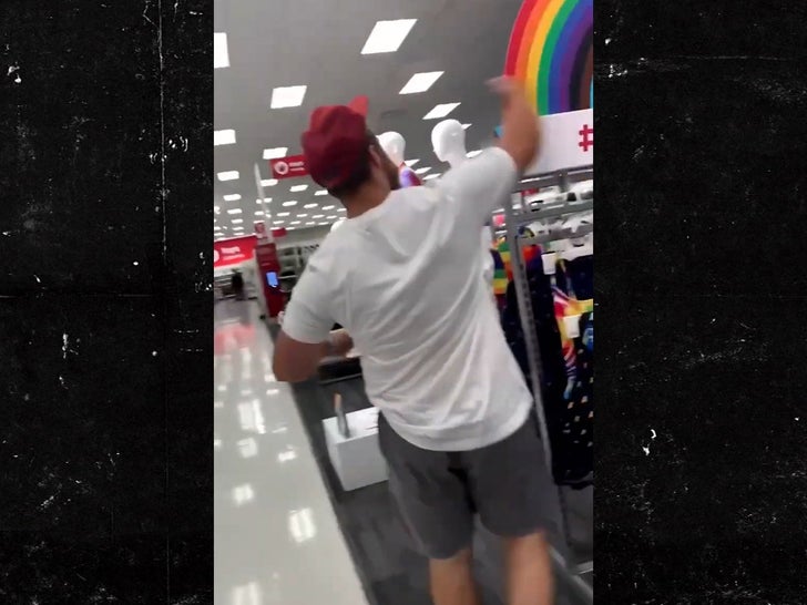 Hedef Mağaza Protestocusu, Herkesin Videoda Görebilmesi İçin LGBTQ Ekranına Saldırıyor