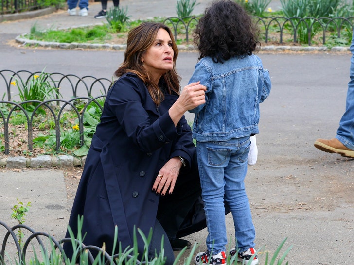 Mariska Hargitay Helps Little Girl Find Mom While Filming 'Law & Order'