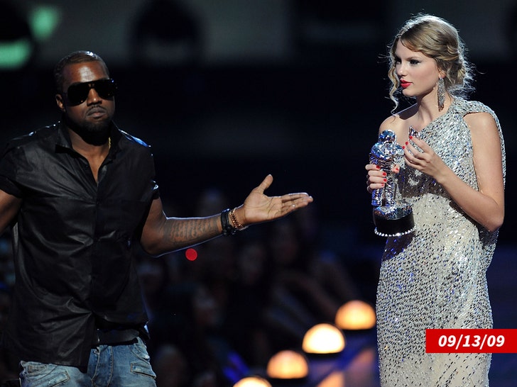 Taylor Swift dan Kanye West di atas panggung