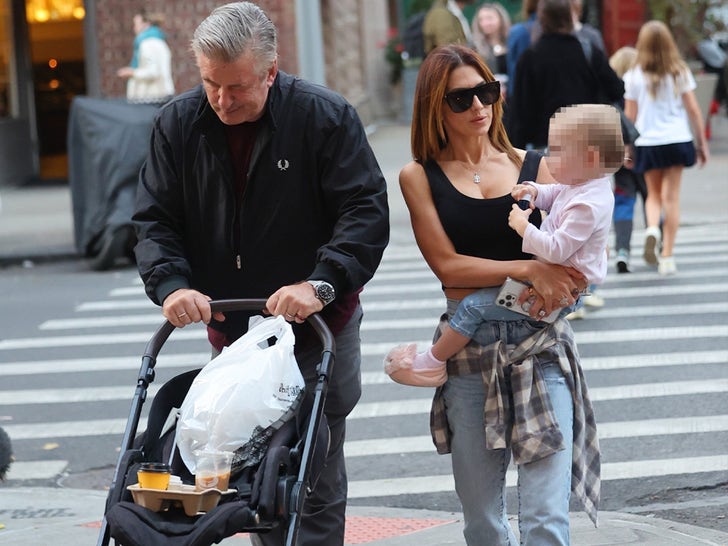 Alec et Hilaria Baldwin ont été vus en train de se promener avec leur bébé, profitant d'un moment en famille en ville.