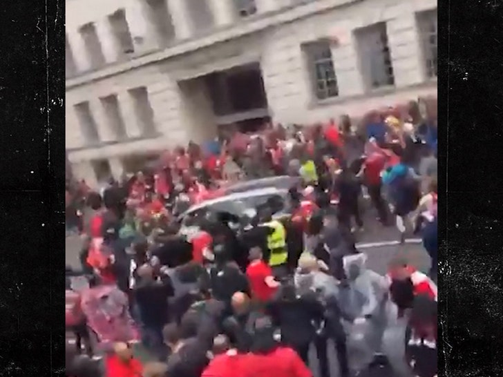 052625-liverpool-parade-surrounding-driver
