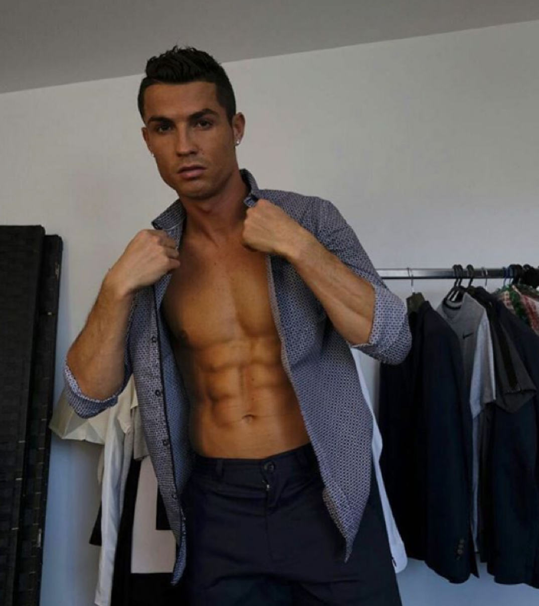 0110_Cristiano_Ronaldo_Shirtless_Shots02