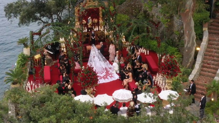 Andrea Bocelli, Kourtney Kardashian ve Travis Barker'ın Düğününde Gösteri Yaptı