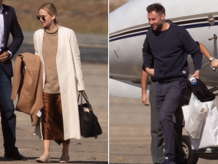 1018 Jennifer Lawrence Cooke Maroney arrving to Rhode Island on private jet splash split