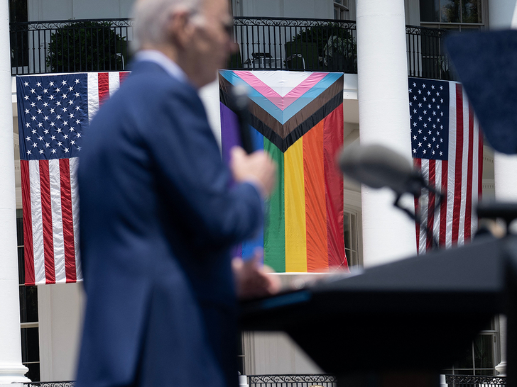 bandera del orgullo joe biden ung en el submarino de la casa blanca