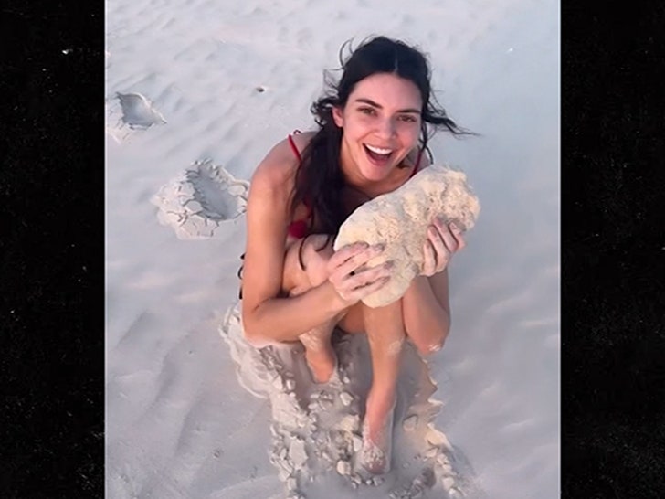 051525_kendall_jenner_kylie_jenner_sand