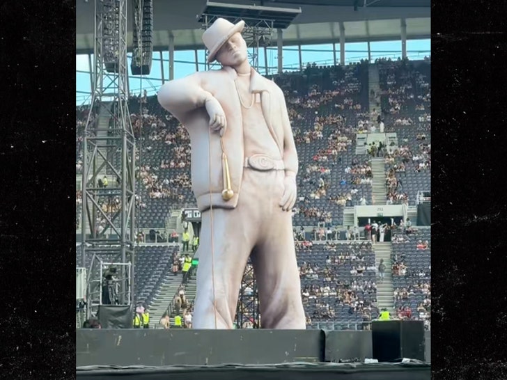 chris brown statue 1