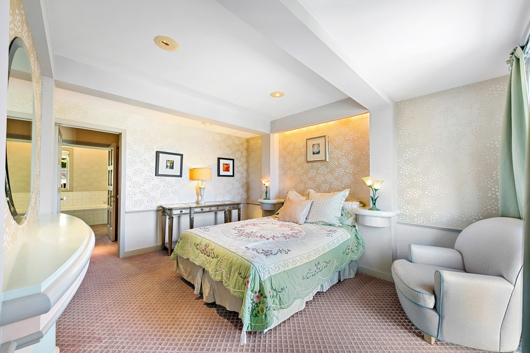 Richard Simmons Home Sale 36