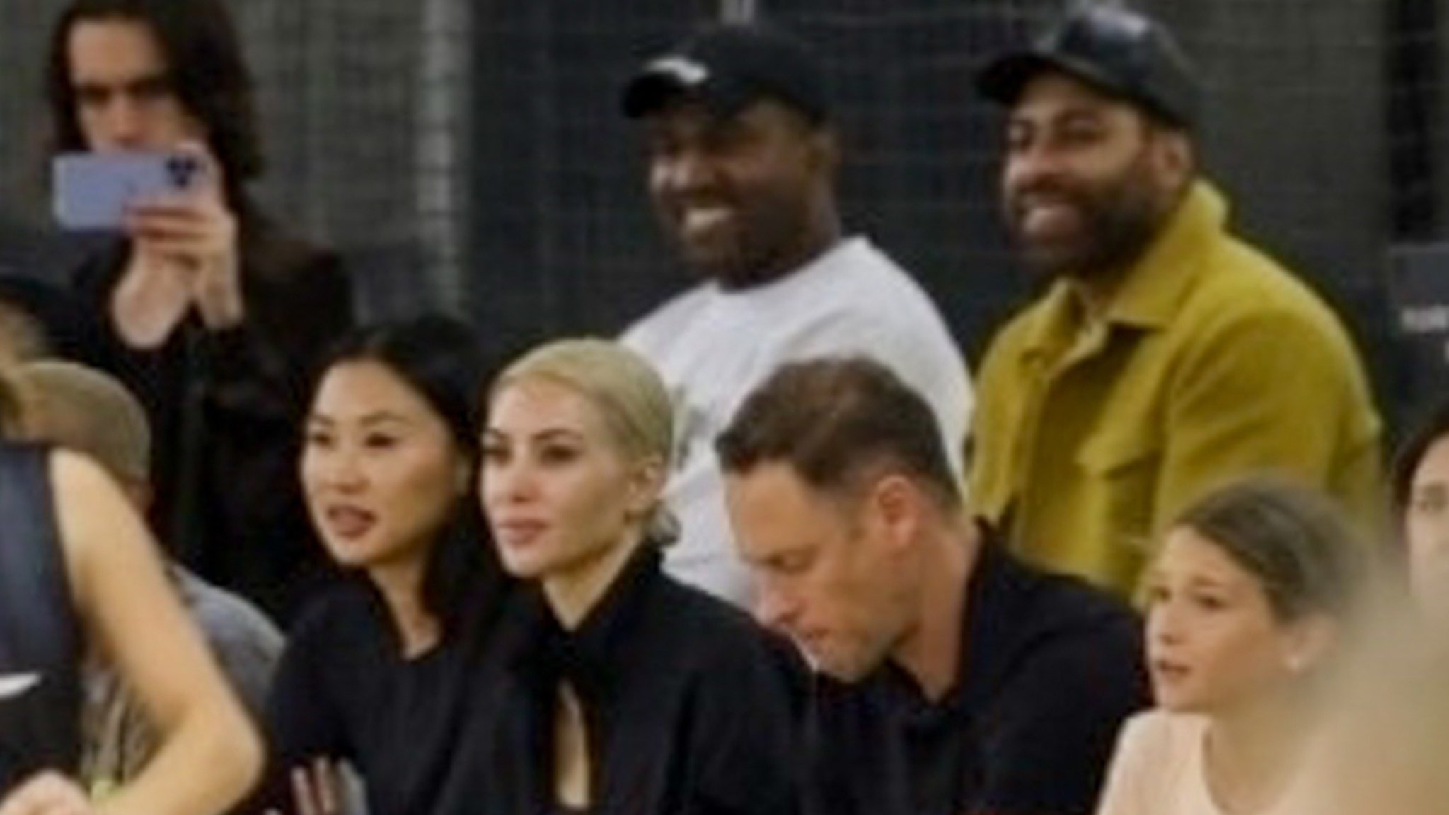 Kanye usa una camiseta de 'White Lives Matter' en North's Game, Kim lo desaira